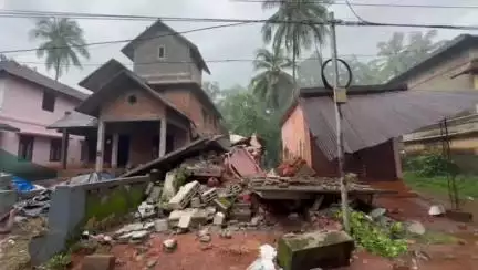 കുന്നംകുളം: ദുരിതപ്പെയ്ത്ത്, ചൊവ്വന്നൂർ അയ്യപ്പത്ത്‌ റോഡിൽ ഇരുനില വീട്‌ തകർന്ന് വീണു