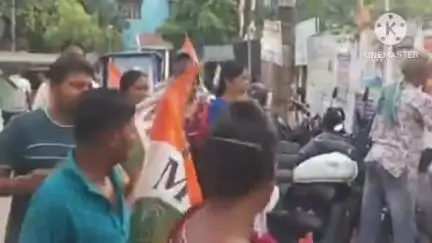 বাঁকুড়া ১: বাঁকুড়া পৌরসভার উদ্যোগে বাঁকুড়া শহরে একুশে জুলাই কে কেন্দ্র করে দেওয়াল লিখন কর্মসূচিতে উপস্থিত পৌর প্রধান
