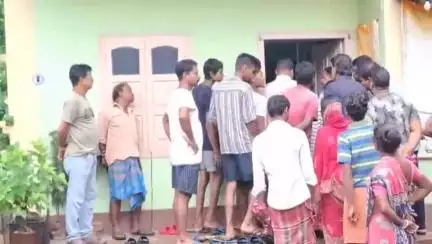 মেদিনীপুর: মঙ্গলবার সাত সকালে মেদিনীপুর শহরের কুইকোটা বিবেকানন্দপল্লী এলাকায় যুবকের ঝুলন্ত দেহ উদ্ধার করল পুলিশ