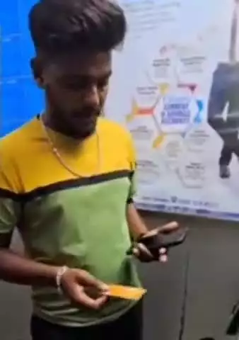 ಚಿಂತಾಮಣಿ: ನಗರದಲ್ಲಿ ಗ್ರಾಹಕರೊಬ್ಬರು ಎಟಿಎಂ ಯಂತ್ರದಲ್ಲಿ ಬಿಟ್ಟು ಹೋದ ಹಣವನ್ನು ಪಡೆದುಕೊಳ್ಳಲು ಯುವಕ ಮನವಿ