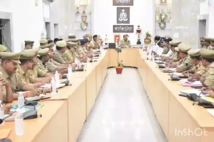 उरई: पुलिस लाइन में एसपी ने जिले की कानून व्यवस्था को बेहतर बनाने के लिए अधिकारियों के साथ की बैठक, दिए आवश्यक दिशा निर्देश