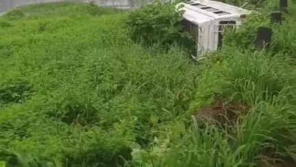 മുകുന്ദപുരം: തൊമ്മാന പാടത്ത് നിയന്ത്രണം വിട്ട ട്രാവലർ പാടത്തേക്ക് മറിഞ്ഞു, പരിക്കേറ്റവരെ ആശുപത്രിയിൽ പ്രവേശിപ്പിച്ചു