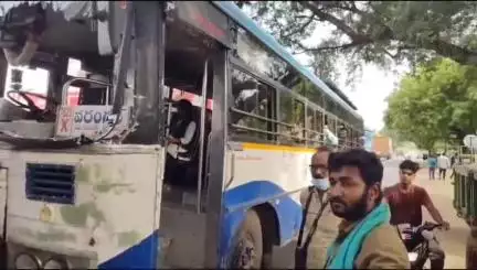 గంగాధర: స్థానిక బస్టాండ్‌లో రెండు ఆర్టీసీ బస్సులు ఢీకొన్న ప్రమాదంలో RTC డ్రైవర్‌కు గాయాలు