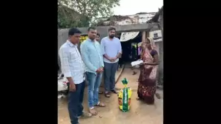 જાંબુઘોડા: જાંબુઘોડાના ગુંદિવેરી ગામે વાવાઝોડામાં મકાનોમાં નુકસાન થયેલ મકાનમાલિકોને સરપંચ દ્વારા રાશન કીટનુ વિતરણ કરવામાં આવ્યુ હતુ