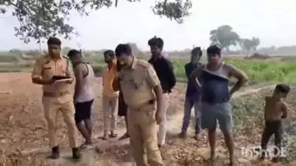 बिंदकी: बिंदकी कस्बे के निकट खजुहा रोड नहर के बगल में सैयद बाबा मजार के दीवार के समीप मिला एक व्यक्ति का संदिग्ध अवस्था में शव