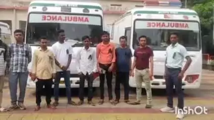 लातेहार: बकाया पेमेंट न होने पर 108 एम्बुलेंस कर्मियों का सदर अस्पताल में काला बिल्ला लगाकर विरोध