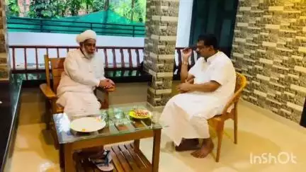 കൊണ്ടോട്ടി: സമസ്ത പ്രസിഡന്റിനെ കൊണ്ടോട്ടിയിലെ വീട്ടിൽ സന്ദർശിച്ച് സ്വതന്ത്ര സ്ഥാനാർത്ഥി പി.വി അൻവർ