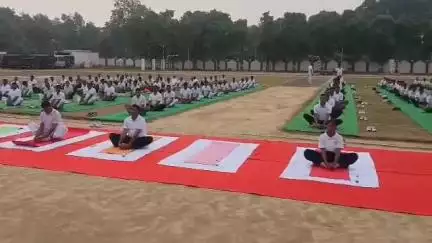 शाहजहांपुर: पुलिस लाइन में योग सप्ताह के तहत पुलिस कर्मियों को कराया गया योगाभ्यास