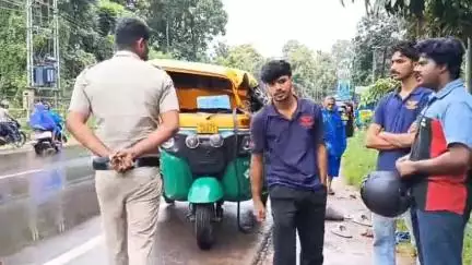 മണ്ണാർക്കാട്: കല്ലടിക്കോട് ചുങ്കത്ത് കാറും ബൈക്കും ഓട്ടോയും കൂട്ടിയിടിച്ച് അപകടം, 50 വയസുകാരി മരിച്ചു