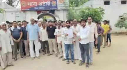 अटेली: अटेली में मंदिर की जमीन को लेकर थाने पहुंचे ग्रामीण, बोले- समिति ने स्टेडियम का बोर्ड हटाया, दो गांव आमने-सामने