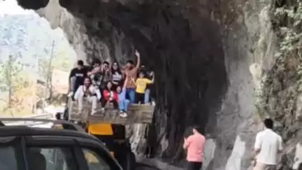 निचार: किन्नौर के चौरा मिनी टनल पर पर्यटकों ने JCB मशीन पर खतरनाक करतब करते हुए वीडियो बनाया, जो सोशल मीडिया पर वायरल हुआ
