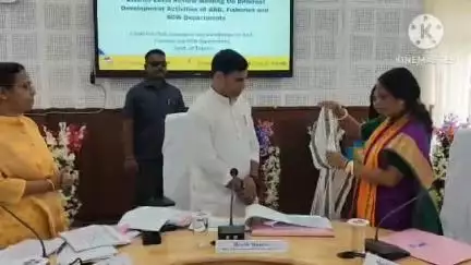 খোয়াই: খোয়াই জেলা শাসকের কার্যালয়ের মন্ত্রী আসার পর স্বাগত জানান জেলা সভাধীপতি
