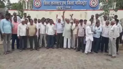 झुंझुनू: जिले के भूरासर व भूरासर बास गांव के ग्रामीणों ने कलेक्टर को दिया ज्ञापन नगर परिषद में शामिल नहीं करने की मांग#jansmasya