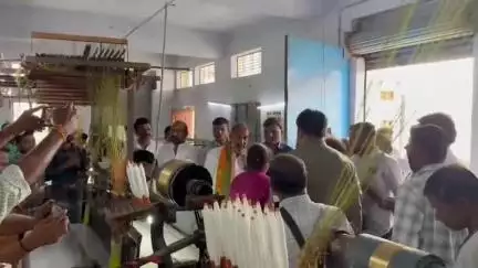 సిరిసిల్ల: వస్త్ర పరిశ్రమలో ఇందిరా మహిళా శక్తి చీరల ఉత్పత్తి ప్రక్రియను పరిశీలించిన విప్, చేనేత జౌళి శాఖ ప్రిన్సిపల్ సెక్రటరీ