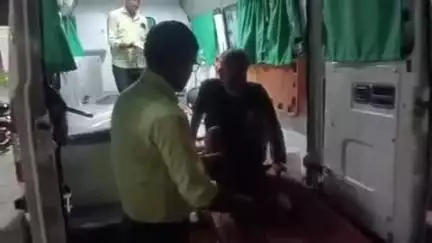 महाराजगंज: मदन टूसी के पास बाइक ने पैदल चल रहे बुजुर्ग को मारी टक्कर, बाइक सवार और बुजुर्ग दोनों हुए घायल