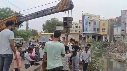 सरदारशहर: कच्चा बस स्टैंड के पास गिनाणी के कीचड़ में फसी गाय, जीवरक्षक दल के कार्यकर्ताओं ने क्रेन की सहायता से निकाली बाहर