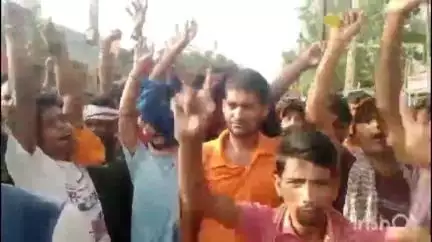 नवादा: नवादा में सफाई कर्मियों ने नगर परिषद के खिलाफ नारेबाजी करते हुए हड़ताल की, बढ़ी हुई वेतन की मांग की