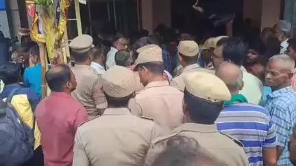 பாளையங்கோட்டை: திம்மராஜபுரத்தில்  ஆக்கிரமித்து கட்டப்பட்ட சமுதாய நலக்கூடத்தை இடிக்க வந்த அதிகாரிகளின் மீது மண்ணெண்ணெய் ஊற்றிய நபர் பரபரப்பு.