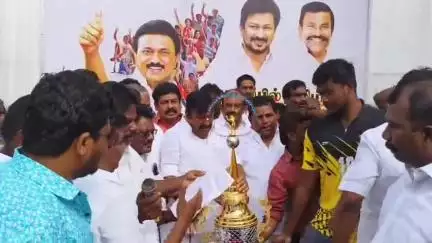 பாளையங்கோட்டை: கைப்பந்து போட்டியில் வெற்றி பெற்ற அணிகளுக்கு வண்ணாரப்பேட்டையில் பரிசுகளை வழங்கிய அமைச்சர் நேரு.