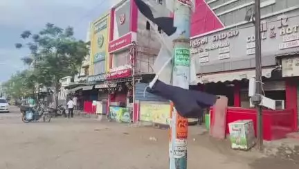 திருச்செந்தூர்: சொத்து வரியை உயர்த்திய நகராட்சியை கண்டித்து திருச்செந்தூரில் ஆயிரத்திற்கும் மேற்பட்ட கடைகளை அடைத்து வியாபாரிகள் போராட்டம்