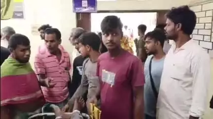 হরিহরপাড়া: ডলটনপুর পেট্রোল পাম্প এলাকায় বাইক কে বাঁচাতে গিয়ে রাস্তায় উল্টে গেল যাত্রীবাহী অটো, আহত তিন