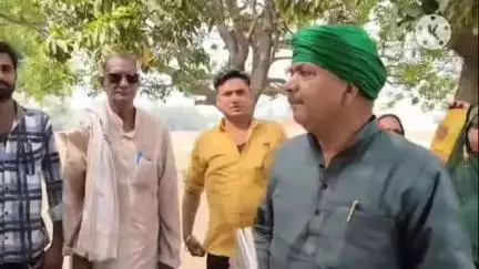 निज़ामाबाद: मोलनापुर गांव में जय किसान आंदोलन के प्रदेश अध्यक्ष राजनेत यादव के नेतृत्व में लगाई गई चौपाल