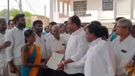 నిర్మల్: నిర్మల్ నియోజకవర్గంలోని 128 మంది లబ్ధిదారులకు సీఎంఆర్అఫ్ చెక్కులు అందజేసిన డీసీసీ అధ్యక్షులు శ్రీహరిరావు