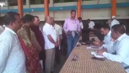 नरसिंहपुर: वेधबाबू कॉलोनीवासियों ने शराब दुकान खुलने का जताया विरोध कलेक्ट्रेट जनसुनवाई में पहुँचकर DM को सौपा ज्ञापन#jansamasya