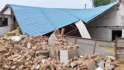 चिड़ावा: चिड़ावा में तेज धमाके की आवाज से सहमे शहरवासी, आकाशीय बिजली गिरने से श्रीकृष्ण गौशाला की 100 फीट दीवार ढही
