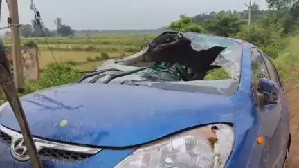 খড়গপুর ১: ওড়িশা যাওয়ার পথে খড়গপুর গ্রামীণের জগদম্বা পেট্রোল পাম্পের সামনে প্রাইভেট কার দুর্ঘটনা, আহত ৪