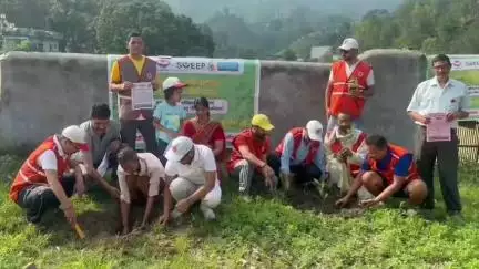 बागेश्वर: बागेश्वर से शुरू हुई निर्वाचन आयोग की हरित पहल, बूथों पर लगे पौधे, मतदाताओं ने लिया संरक्षण का संकल्प
