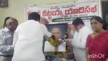 పాపయ్యపేట గ్రామంలో సామాజిక కార్యకర్త కంచ ఐలయ్యను పరామర్శించిన మంత్రి పొన్నం ప్రభాకర్
