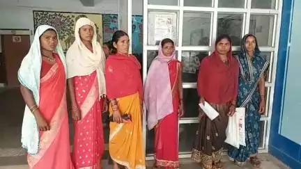 डिंडौरी: रकरिया गांव की महिलाएं दूसरे गांव से पानी लाने को मजबूर, कलेक्टर कार्यालय पहुंचकर प्रशासन से लगाई गुहार