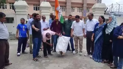 पौड़ी: कांग्रेस ने दुष्यंत गौतम का पुतला फूंका, कलेक्ट्रेट के समीप किया विरोध प्रदर्शन