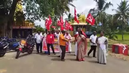 திருப்பத்தூர்: மத்திய அரசின் மக்கள் விரோத கொள்கைகளை எதிர்த்தும் சிபிஎம் கட்சி  சார்பில் சிங்கம்பாளையம் பகுதியில் மக்கள் சந்திப்பு பிரச்சார இயக்க நடைபயணம்