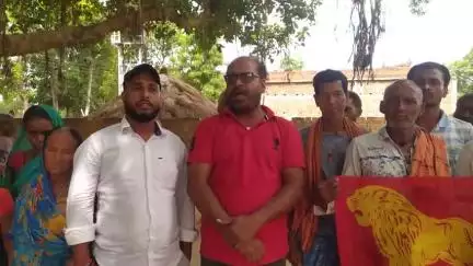 आज सदर प्रखंड के डमरगुरहा ग्राम में बड़ी तादाद में लोगों ने विभिन्न दलों का साथ छोड़ ऑल इंडिया फॉरवर्ड ब्लॉक का दामन थामते हुए पार्टी की एक स्थानीय ब्रांच और किसान सभा की कमिटी गठित कर जनसंघर्ष का संकल्प लिया।