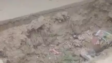 नवाबगंज: सदरुद्दीनपुर में एक महीने से एटीएम के बाहर खुला गड्डा बना खतरा, कई लोग हो चुके हैं घायल