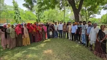 भीलवाड़ा: अगरपुरा के ग्रामीणों ने जिला कलेक्टर कार्यालय पर किया प्रदर्शन, बलदेव बागरिया के खिलाफ सौंपा ज्ञापन