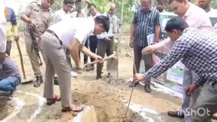 संभल: विकासखण्ड बहजोई के ग्राम बेहटा जयसिंह स्थित मनरेगा पार्क में DM एवं CDO द्वारा कैच द रेन अभियान का शुभारंभ किया गया