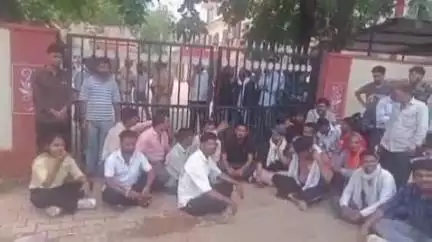 बारां: ओमप्रकाश व्यास मानव सेवार्थ समिति और जनता ने बिजली कटौती बंद करने की मांग को लेकर अधिशाषी अभियंता कार्यालय का किया घेराव
