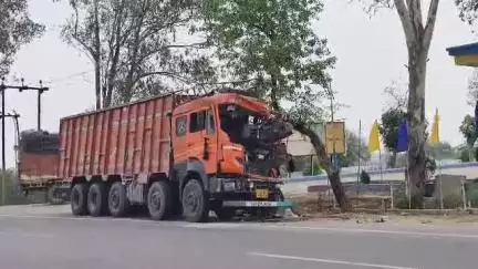 हमीरपुर: कुछेछा में जयपुरिया स्कूल के पास खड़े ट्रक से टकराई डीसीएम, चालक की हुई मौत