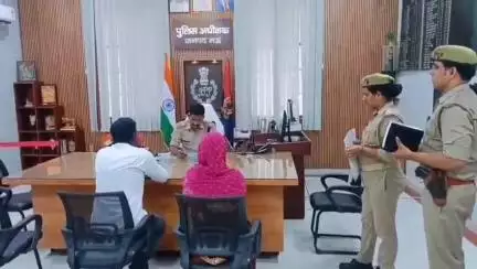 मऊ: बकवल स्थित एसपी कार्यालय में एसपी इलामारन जी द्वारा की गई जनसुनवाई, लगभग 26 मामलों के निस्तारण के दिए निर्देश