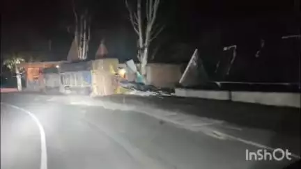 मनेंद्रगढ़ में सिद्ध बाबा मंदिर के पास हनुमान मंदिर से टकराया मार्बल लोड ट्रक, बड़ा हादसा टला
