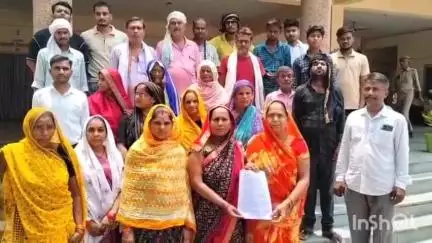 बांदा: शंकर नगर मोहल्ले में पानी की समस्या से परेशान लोग पहुंचे कलेक्ट्रेट, बोले पानी के लिए हम लोग तरस रहे हैं #Jansamasya