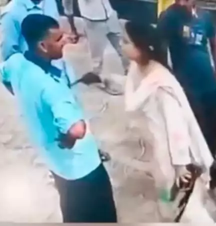 पिता की बेइज़्ज़ती पर बेटी ने UP में पेट्रोल पंप के कर्मी पर तानी रिवॉल्वर, सामने आया वीडियो