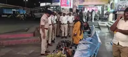జిల్లా కేంద్రంలో సోమవారం రాత్రి ఎస్పి నరసింహ IPS గారు బస్టాండ్, NH65 వెంట భద్రత పరిశీలించి పౌరుల రక్షణ, అనుమానిత వ్యక్తులు కదలికలు, దొంగతనాలు, అక్రమ రవాణా నిరోధించాలని ఆదేశించారు. మహిళా ప్రయానికులతో మాట్లాడి భద్రత పై అవగాహన కల్పించారు.