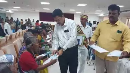 திருப்பத்தூர்: ஆட்சியர் அலுவலகத்தில் மாற்றுத்திறனாளிகள் தேசிய அடையாள அட்டை பெறும் முகாம்- மாவட்ட வருவாய் அலுவலர் பங்கேற்பு