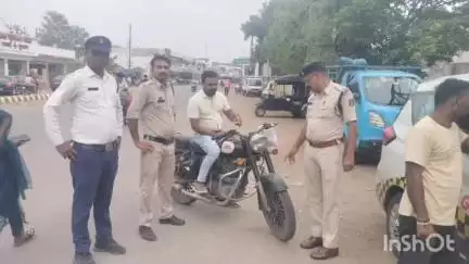 कोरबा: कोरबा ट्रैफिक पुलिस ने 63 बिना नंबर की गाड़ियों पर की कार्रवाई