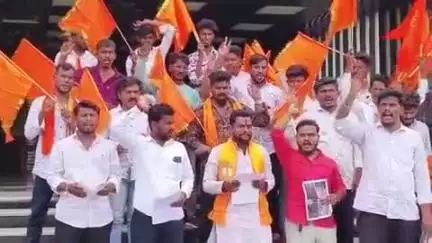 ಕಲಬುರಗಿ: ಚಿಕನ್ ಮಟನ್ ವ್ಯಾಜ್ಯ ಎಲ್ಲಂದರಲ್ಲಿ ಬಿಸಾಕವುದುನ್ನು ಪಡೆಯುವಂತೆ ನಗರದಲ್ಲಿ ಹಿಂದು ಜಾಗೃತಿ ಸೇನೆಯ ಸದಸ್ಯರ ಪ್ರತಿಭಟನೆ