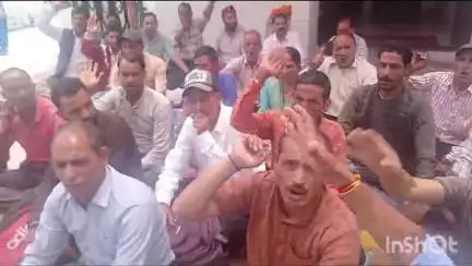 जोशियाड़ा: आउट सोर्सिंग मेट-बेलदार कर्मचारी संघ ने लोक निर्माण विभाग के खिलाफ उग्र नारेबाजी कर धरना दिया